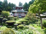 海と山を眺望できる浄土式日本庭園
